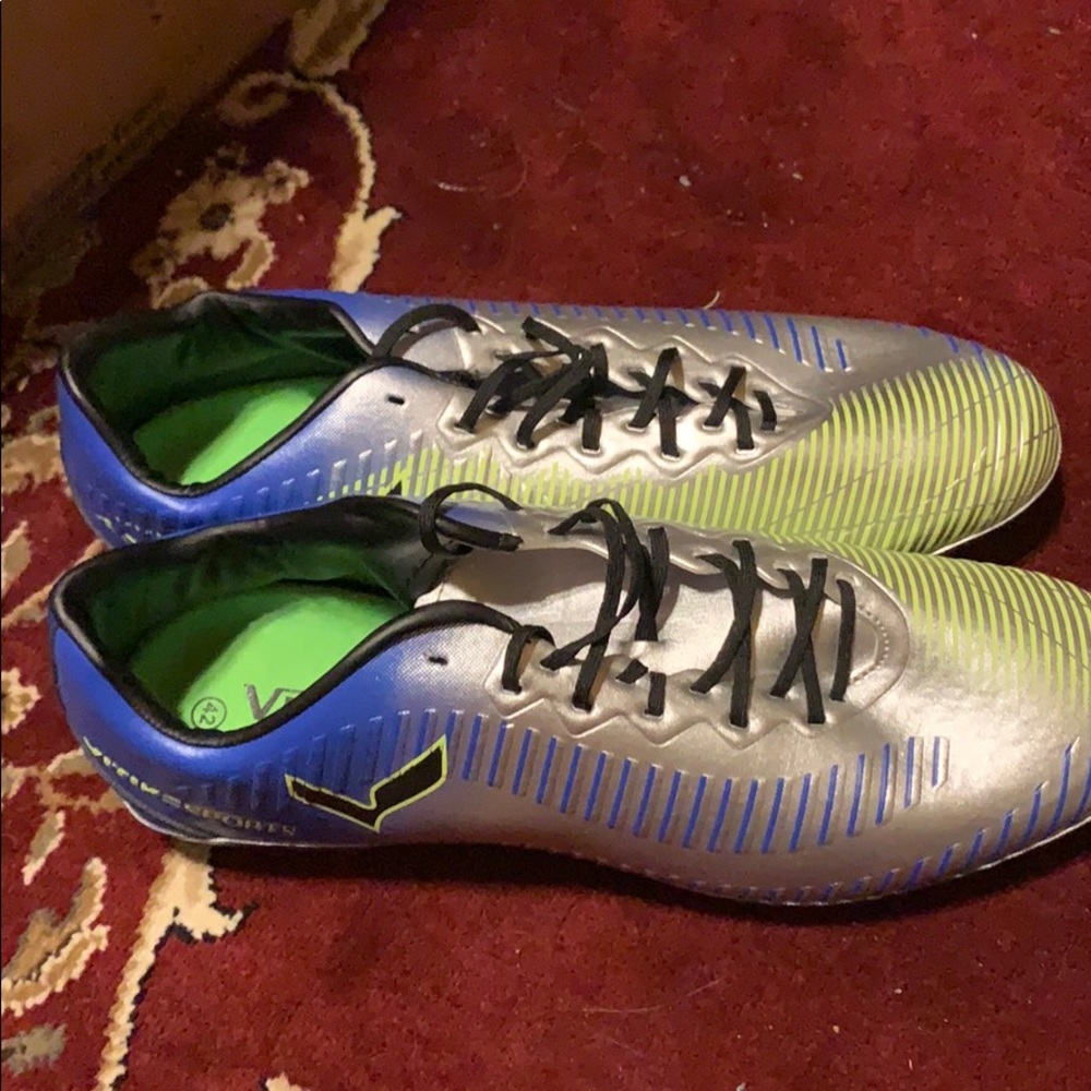Men’s 8.5 vitike sports soccer cleats never worn